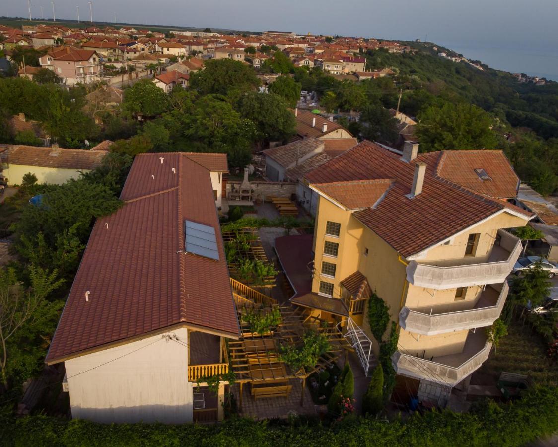 Guest House Nash Dom Kavarna Esterno foto
