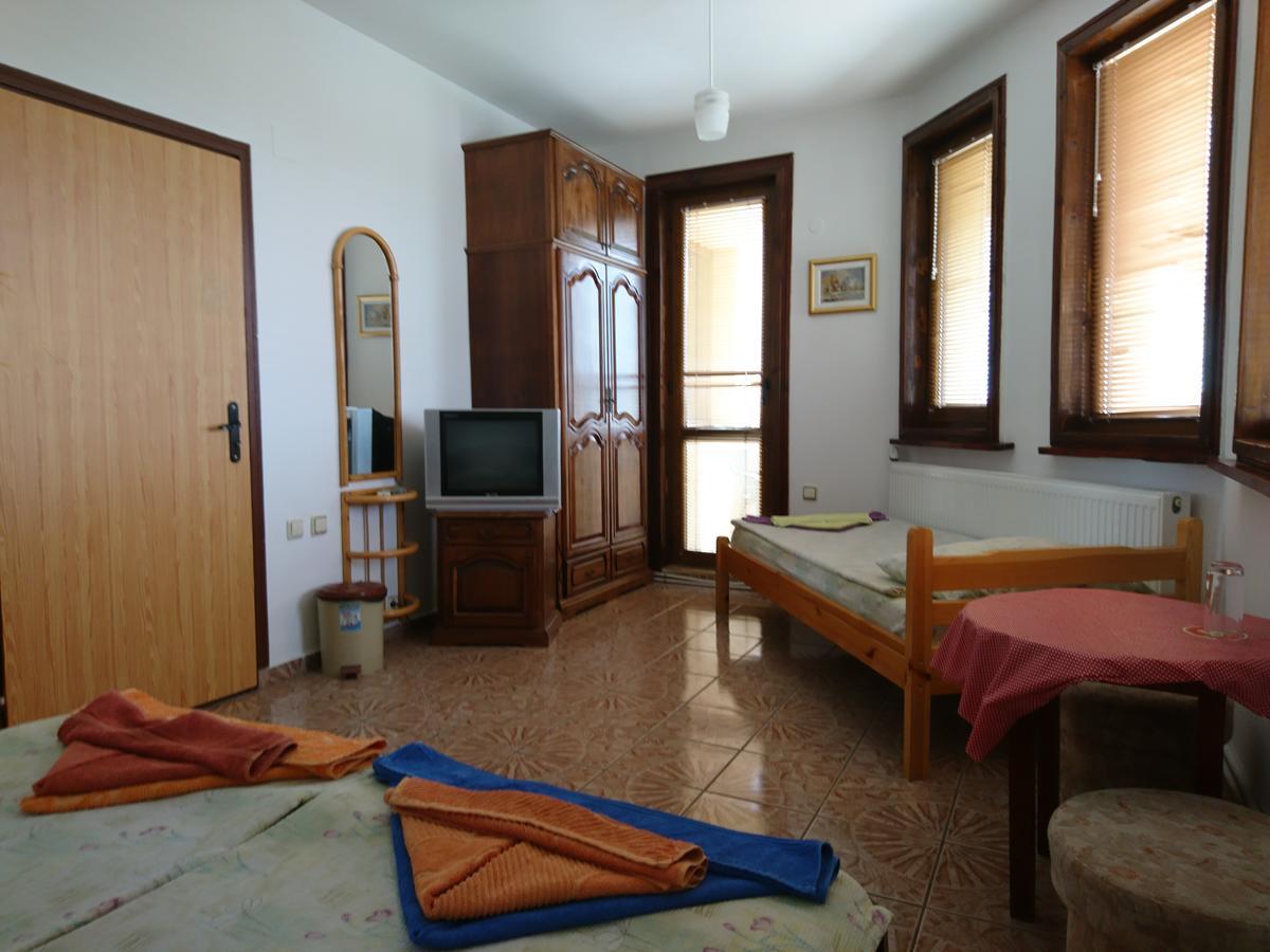 Guest House Nash Dom Kavarna Esterno foto