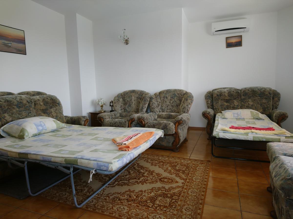 Guest House Nash Dom Kavarna Esterno foto